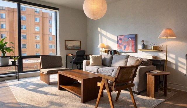 East Side Luxury 1BR Apt - Near Brady St with Balcony and Lounge - Sleeps 4
