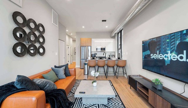 Edgewater Gem by the Lake! 2BR with Parking & Gym