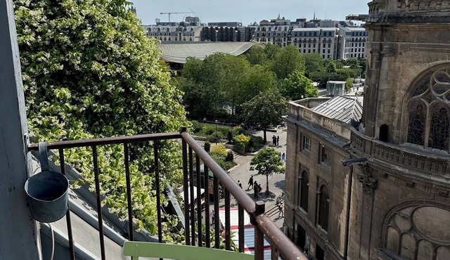 Elegant suite in the heart of the city with AC, elevator, balcony, and exceptional views