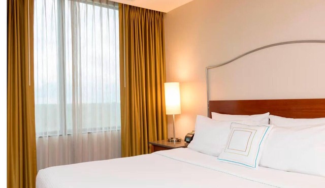 Enjoy A Clean & Quiet Suite w/Kitchenette & Pool | Minutes from O'Hare Airport