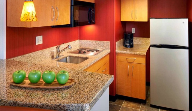 Enjoy a Hassle-Free Stay! Close to Freedom Hill Amphitheatre, Free Breakfast!