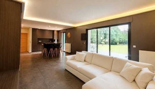 Exceptional home with 3 suites and a wooded estate of 3,800 m² – Near Futuroscope
