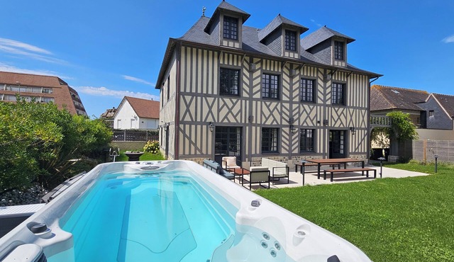 Exceptional villa, 5 bedrooms, 20m from the beach, spa.