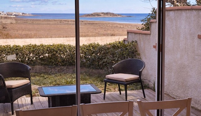 🌊 Exceptional Seafront Villa – Direct Beach Access, Pool & Absolute Tranquility