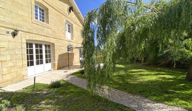 Experience a relaxing holiday on a Bordeaux family winery 20 min from Bordeaux