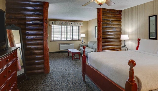 Extended Stay Queen Suite Cottage! Kitchenette, Balcony or Patio