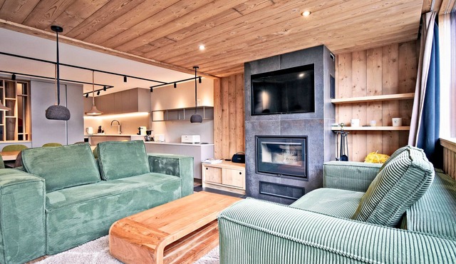 Family chalet for 12 with jacuzzi and ski-in/ski-out