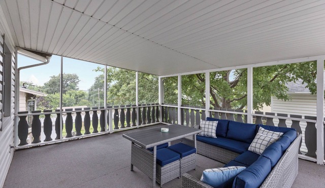 Family Home Min to Henry Dorley Zoo, Charles Schwab Field, Covered Porch, 4TVs