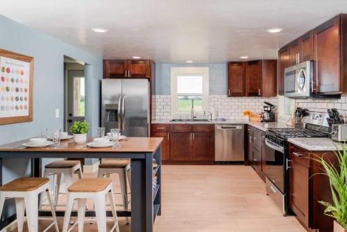 Family Lake House Vacation 4BR 3BA New Renovate