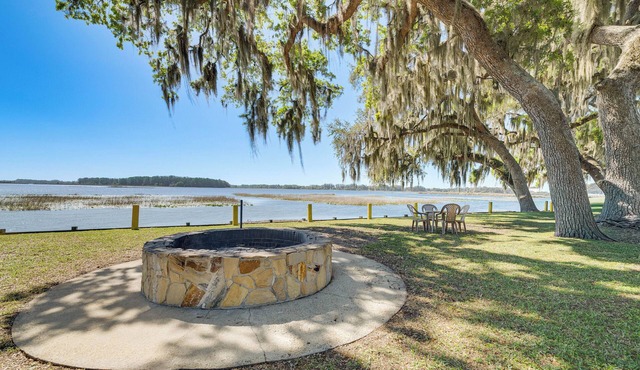 Fish & Float Lakeside! Hernando Cabin in Hernando