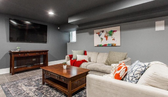 Forrestville Ave Large Suite