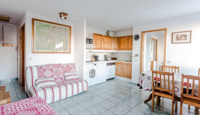 "Cozy 2BR + Cabin Apt in Montchavin, 1min to Slopes, Balcony, Ski Storage"