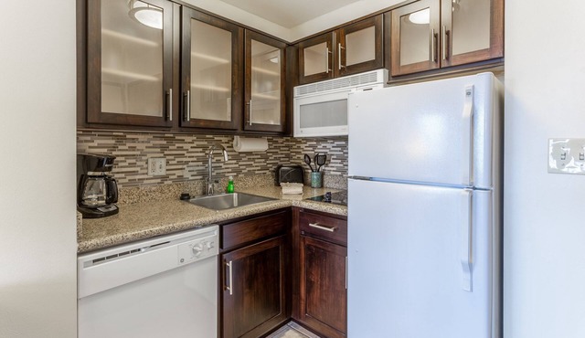 Free Breakfast, Free Wi-Fi, Indoor Pool + Hot Tub | Comfy Suite