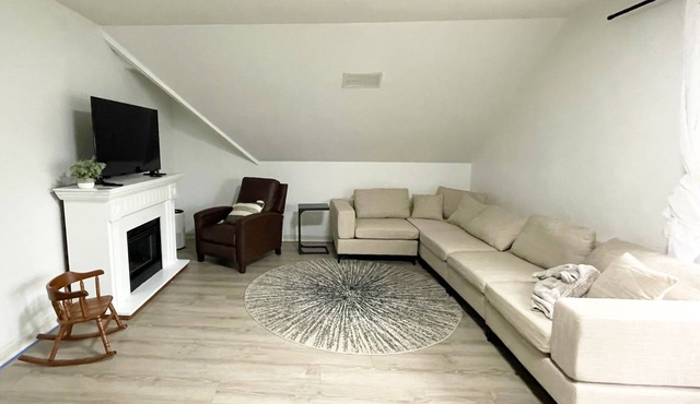 Friends & Family Escape: Charming Duplex with Plenty of Space!