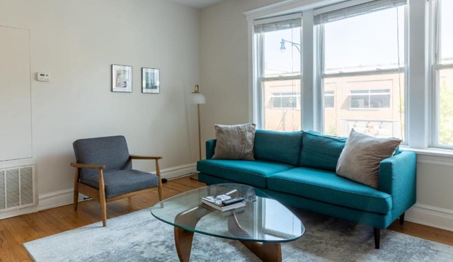 FRONTDESK Modern 2 BR Apt with Lake View