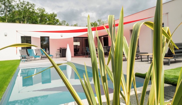 Fully Air-Conditioned Villa with Heated Pool in a Residential Neighborhood