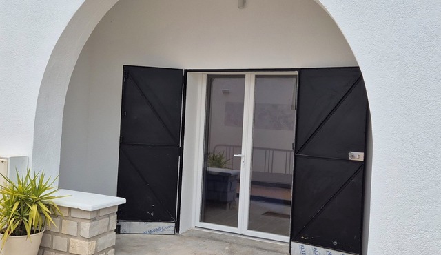 Furnished studio with small sheltered terrace. close to public transport.