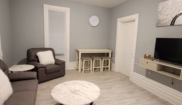 Gold 1 · Retreat Suite 2 - Cozy Downtown Getaway