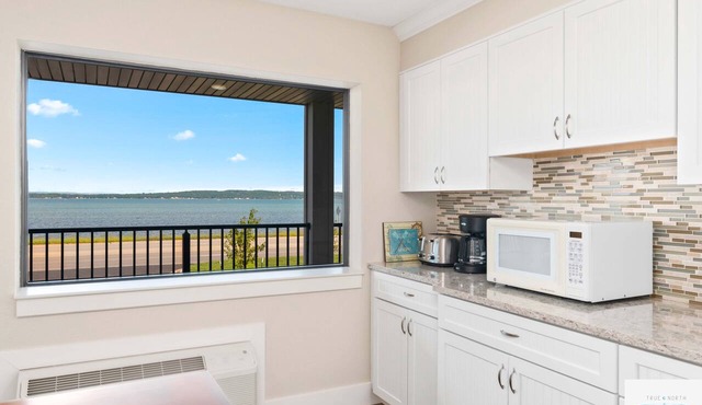 🏖️ Gold Coast Inn | Breathtaking Lake Views Corner Rm 301