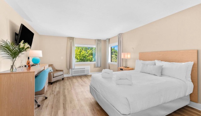 🏖️ Gold Coast Inn | Breathtaking Sunsets w/Lake View ➠ 106