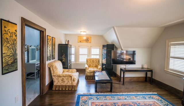 Gorgeous 9-bedroom historic estate with AC in vibrant Detroit