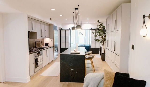 Gorgeous, Brand new, in amazing location - minutes from the beach!