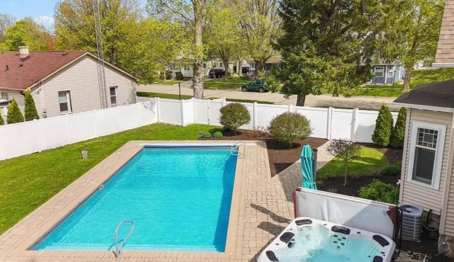 Heated Pool and Hot Tub near Downtown Lake Geneva!