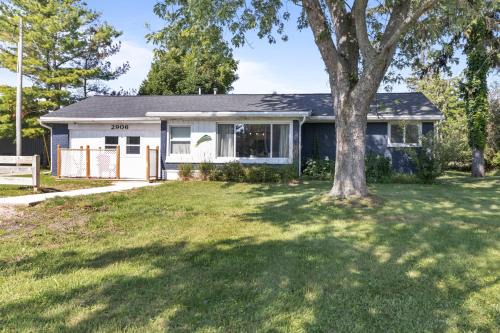Hickory Cottage - Short distance to downtown, beaches, and breweries