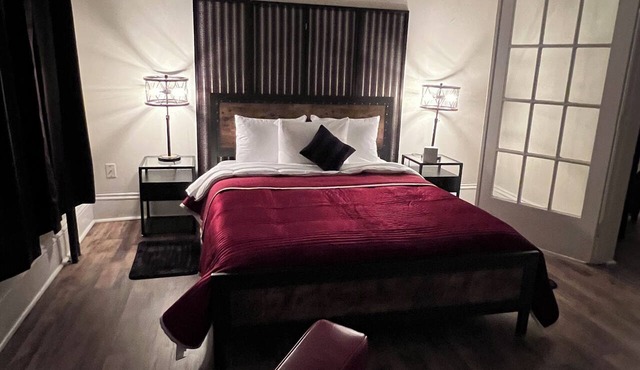 Historic Apt. Adjacent to Capitol/2 Queen Bds Loft Style near Medical/State Fair