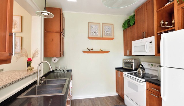 Historic, dog friendly, 2-BR cottage, walking distance to downtown Baraboo
