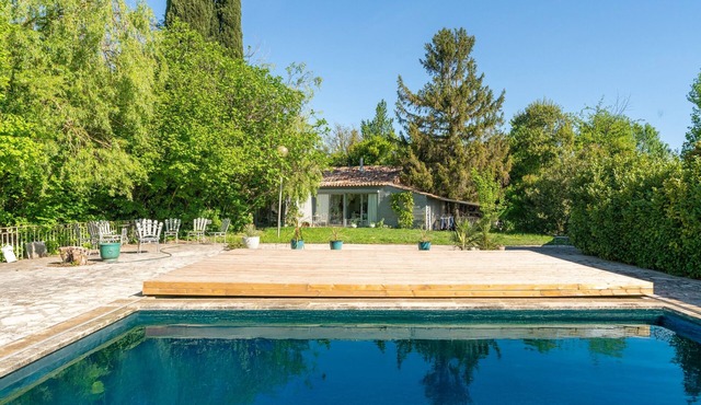 Holiday Home 'En Bord De Sorgue' with Private Pool, Private Terrace and Wi-Fi