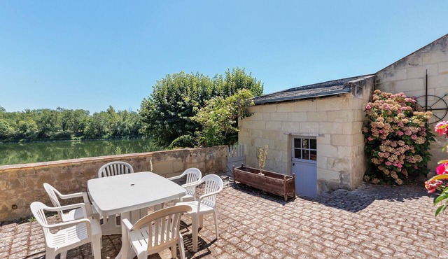 Holiday Home 'Maison Vue Loire' with Private Terrace, Private Garden and Wi-Fi