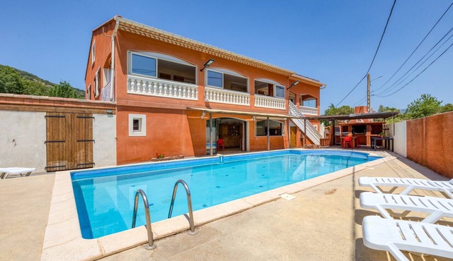 Holiday Home with Private Pool, Wi-Fi, and Air Conditioning for 8–14 Guests