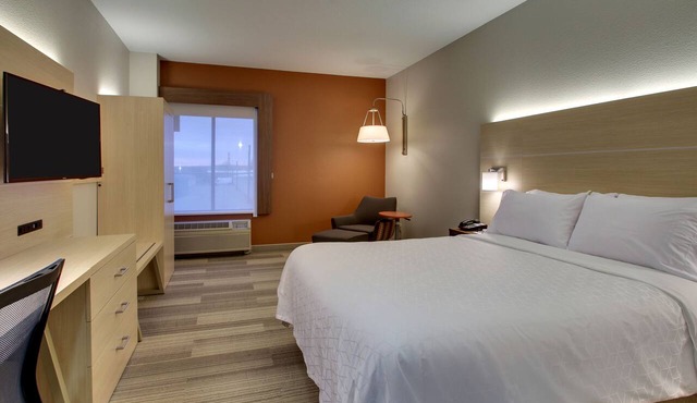 Holiday Inn Express & Suites - Interstate 380 at 33rd Avenue by IHG
