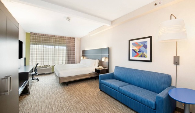 Holiday Inn Express & Suites Delafield by IHG