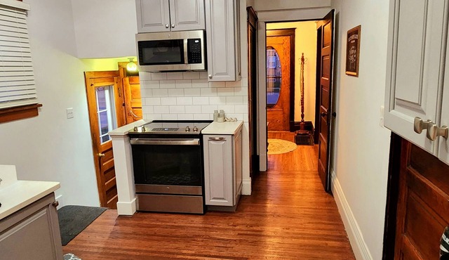 Home in downtown Ottawa! A quick walk to restaurants and close to Starved Rock.