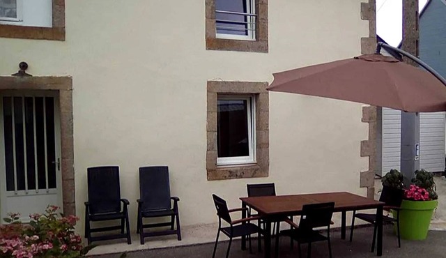 Homerez - House in Cast