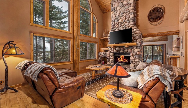 Hot Tub, Theatre, Pool Table, AC - Lakefront Living!