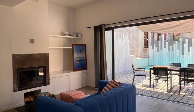 House near the ocean with a pool, 300 meters from the Vallon des Auffes harbor.