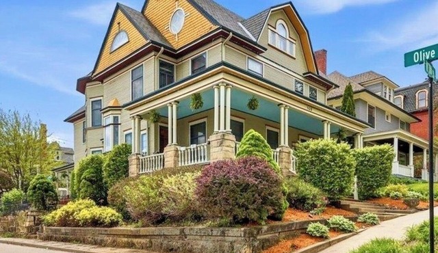 Huge 6-bedroom Dutch Colonial Mansion in tranquil Dubuque Historic Neighborhood!