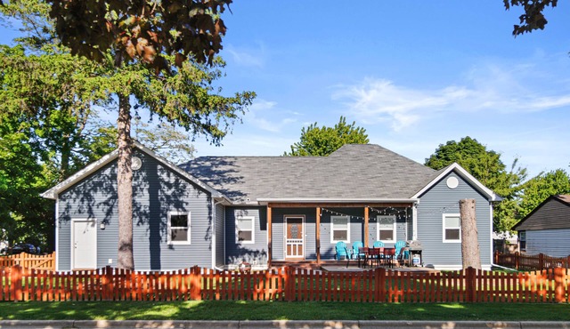 Huge Family Home in Lake Geneva. Sleeps 10 Pet Friendly!