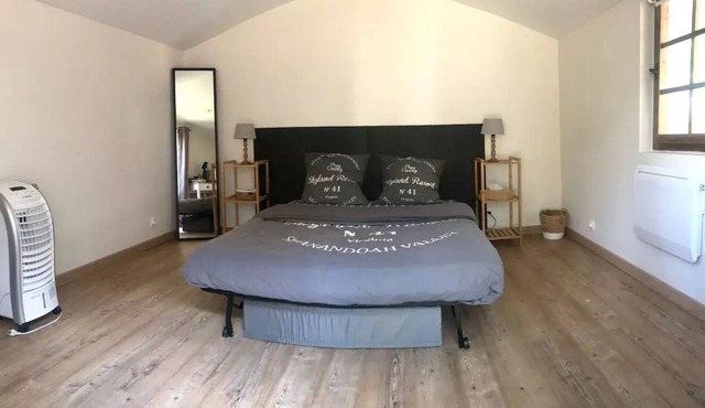Independent, cosy room with pool access