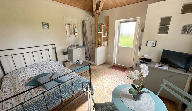 Independent Cottage in a Peaceful Large Garden on Organic Farmland