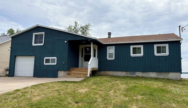 Inviting Lakefront Escape with Modern Comforts & High‑Speed Fiber