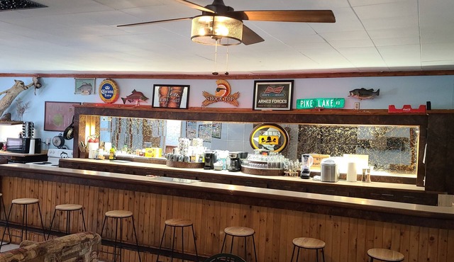 Jake's Bed & Bar 3BR, 7 beds, SXS Snowmobile Trail Access, Fire Pit, Grill, Wifi