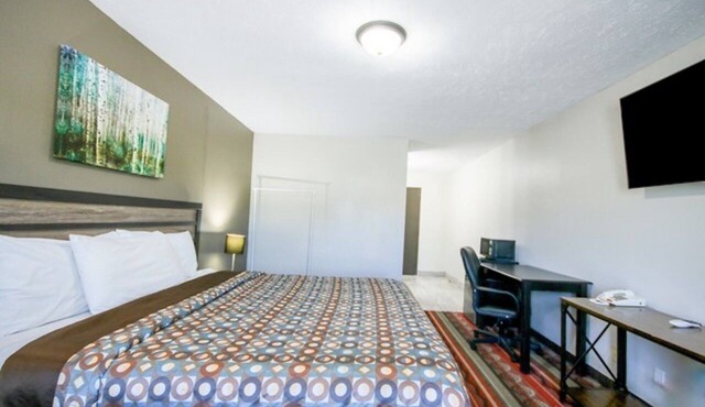 King Bed near West Oak Forest | 5 Miles to Pony Creek Park | Free Parking
