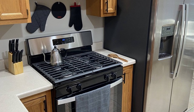 King size bed! Pet friendly 3bd 1 bath house with garage 0.7 mi to downtown.