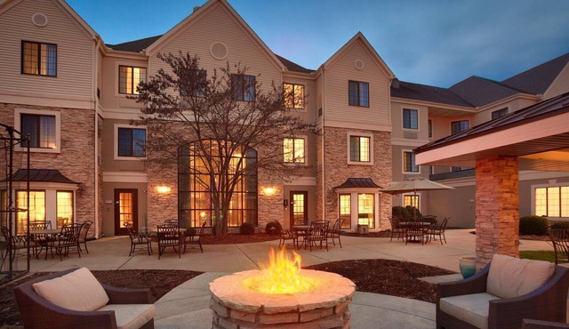 King Suite. Free Breakfast. Pool & Hot Tub. Great for Business Travelers!