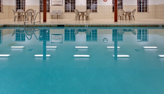 King Suite. Pool & Breakfast. Midway Museum!