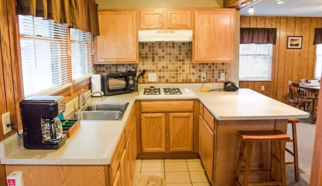 Kishauwau's Starved Rock Area Cabins - Studio Bridge Cabin